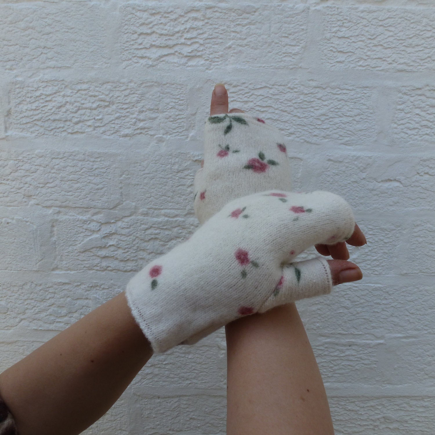 Gloves red roses Cream wool mittens. Fingerless handwarmers mitts.
