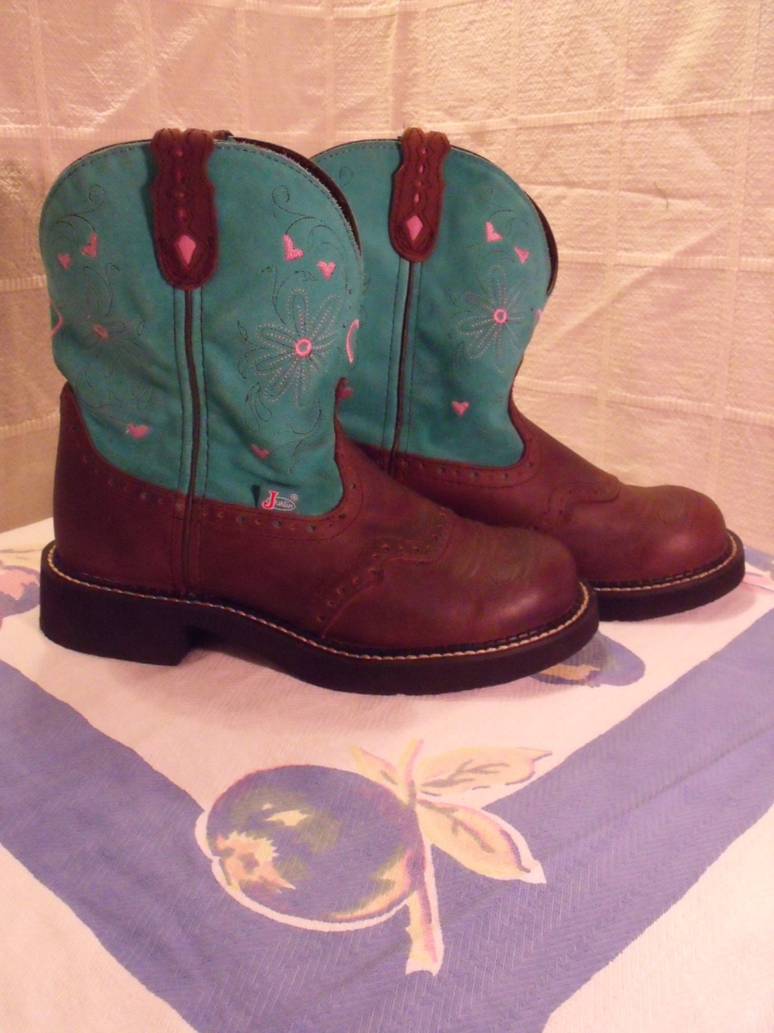 JUSTIN, GYPSY, BOOTS, brown, leather, turquoise, pink, embroidered, hearts, flowers, western, cowboy, size 7.5, half, short