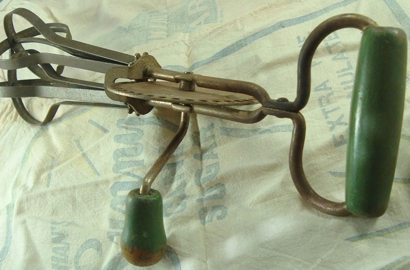 Vintage Hand Mixer Egg Beater, Green Handle, Rusty, Primitive, Home Decor, Kitchen Utensil, Housewares,