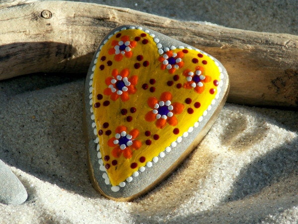 A Happy Heart / Painted Rock / Sandi Pike Foundas / Cape Cod