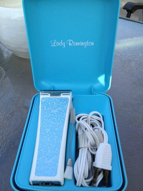 Lady Remington vintage razor w/ case - pretty blue vintage lady's electric razor, works great