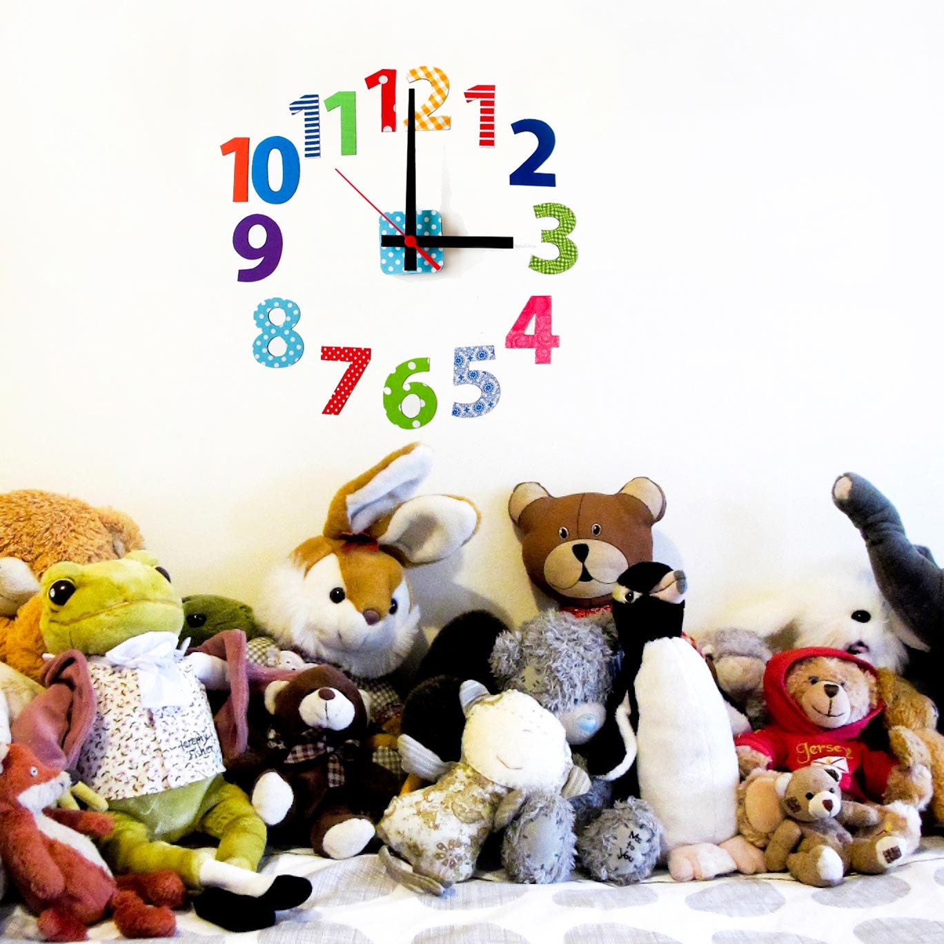 Restickable wall clock. '1-12 numbers' design - custom colours