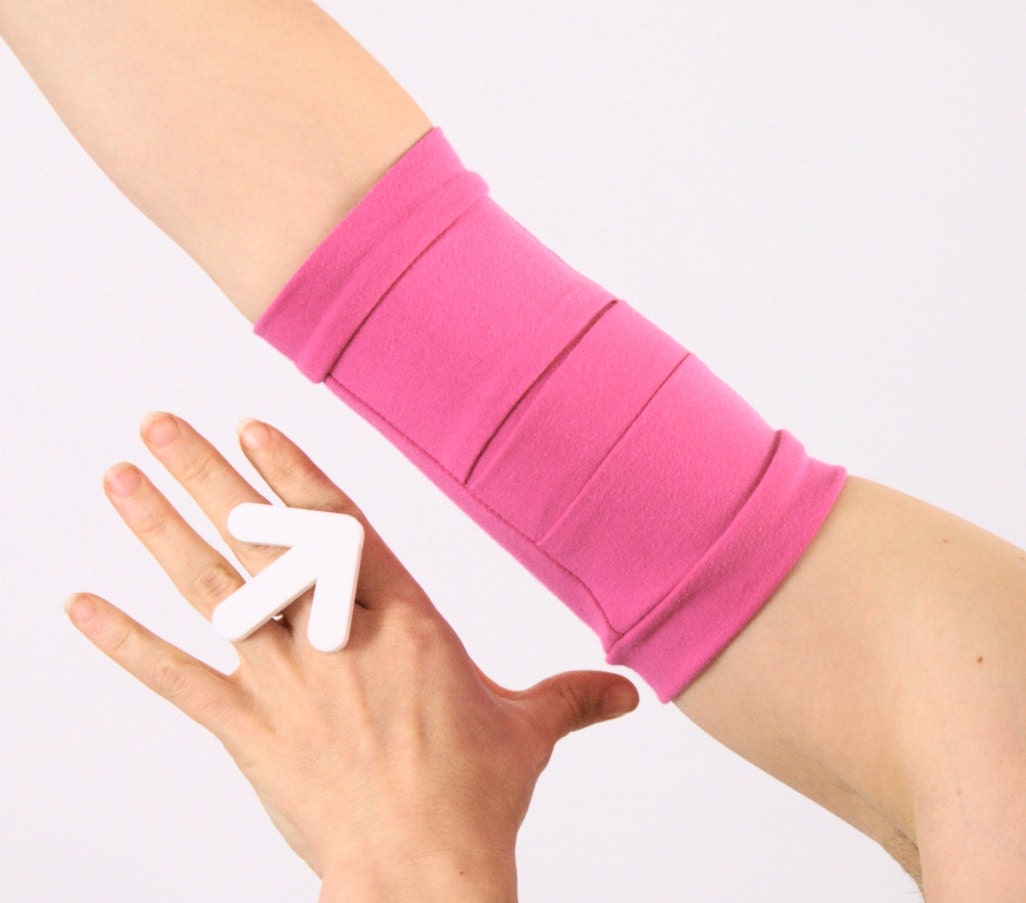 pocket wrist wallet in pink