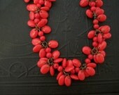REd BeRrY CLuSter BiB NeCKlaCe