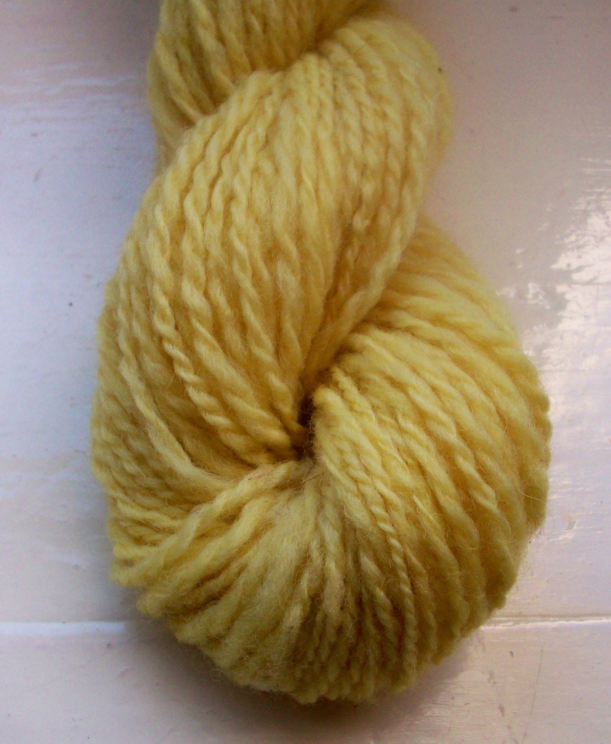 Handspun merino yarn natural dyed yellow - SpinningStreak