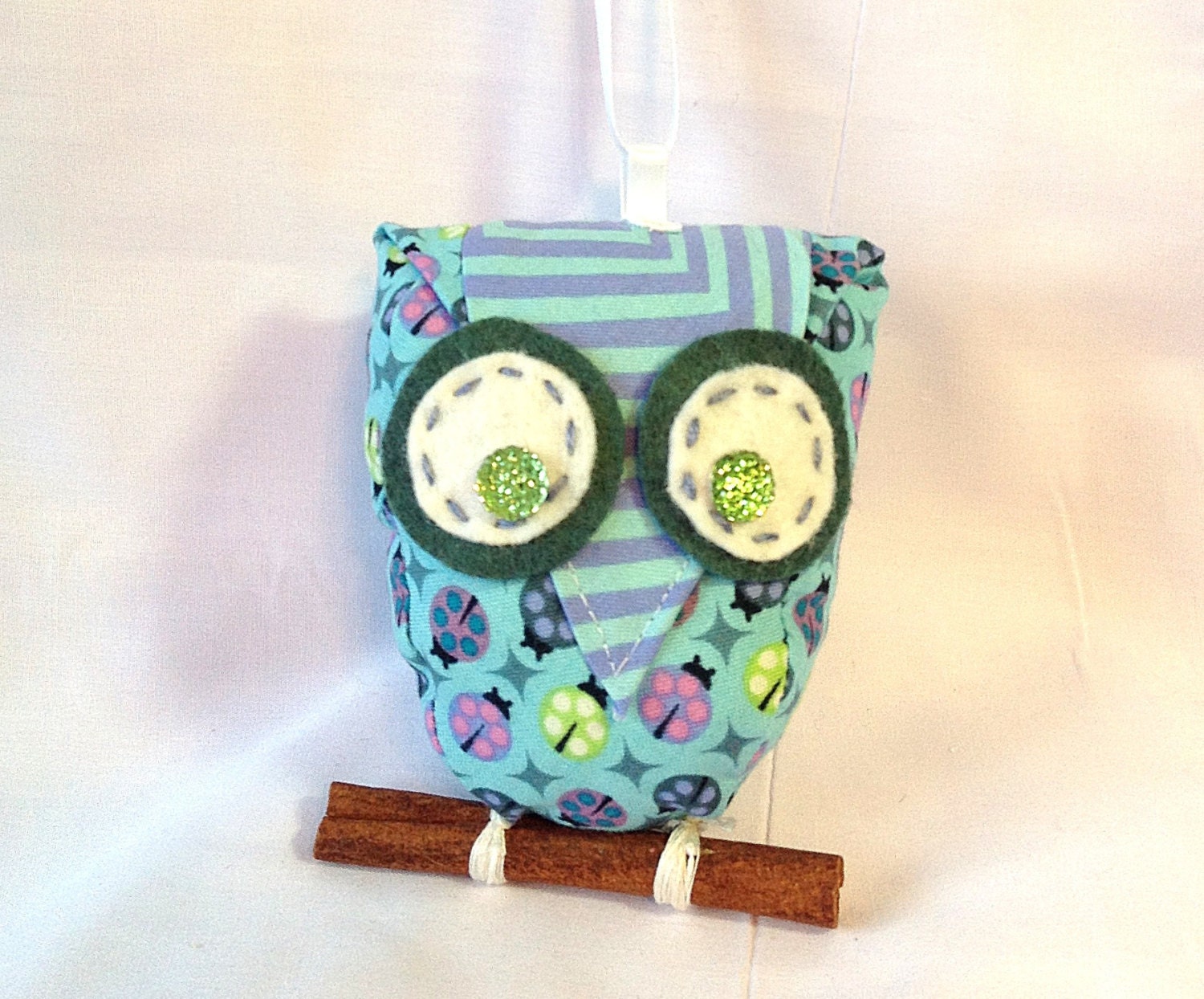 Small owl ornement in shades of turquoise and green.
