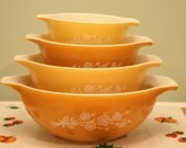 PYREX Set of 4 Cinderella Mixing Bowls - Yellow and Gold and White - BUTTERFLY GOLD Pattern - 1950s
