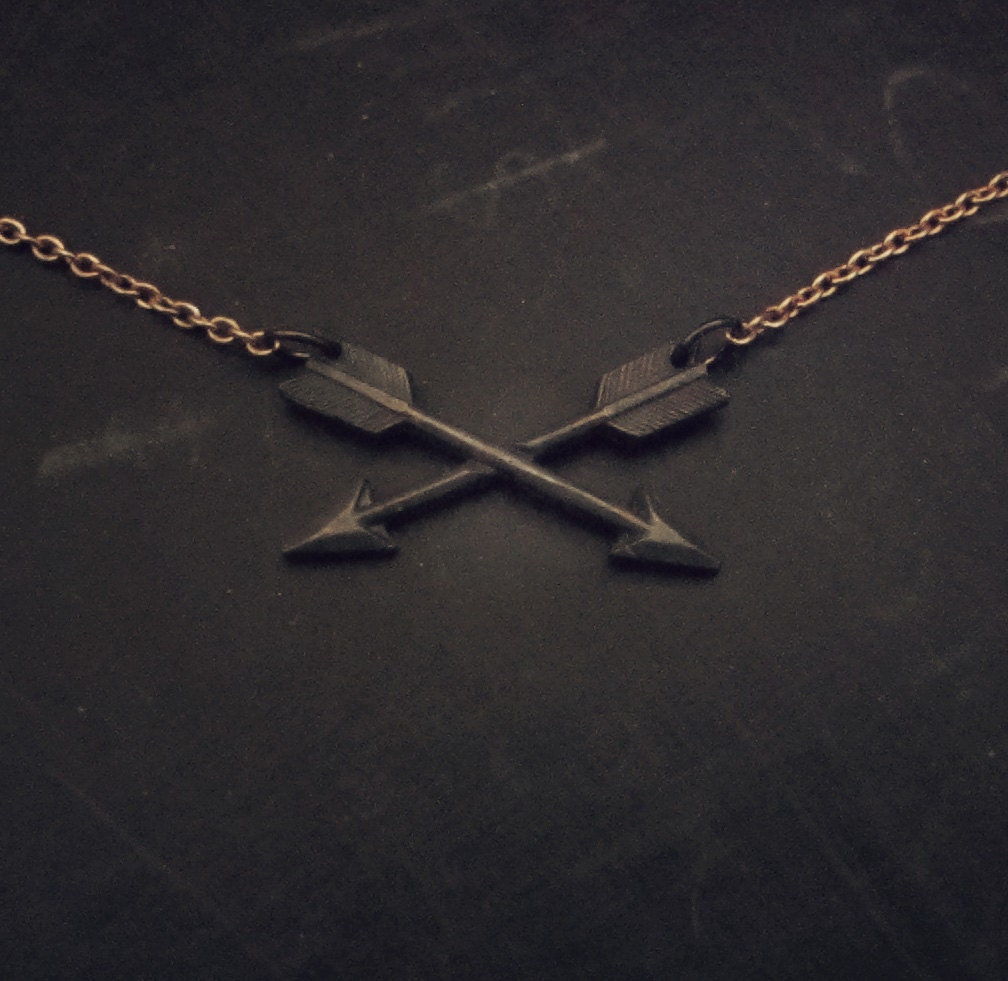 Variant Crossed Leaden Arrow Necklace