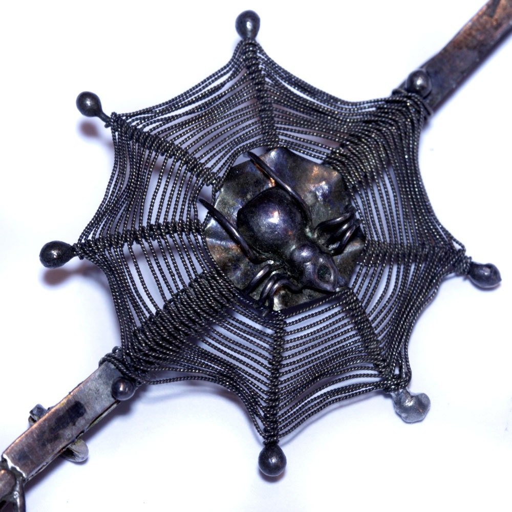 Vintage victorian Spider Web brooch with Filigree