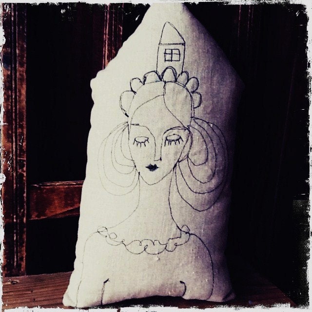Carly, Linen pillow in the shape of a house