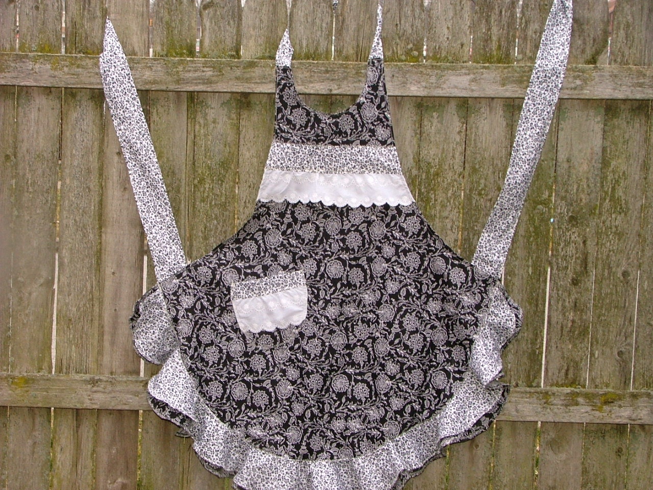 Full APRON Black and White Flouncy Ruffled