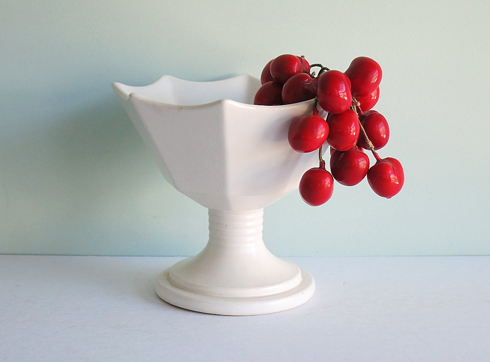 1950s Small Matte White Pottery Pedestal Serving Dish with a Scalloped Rim