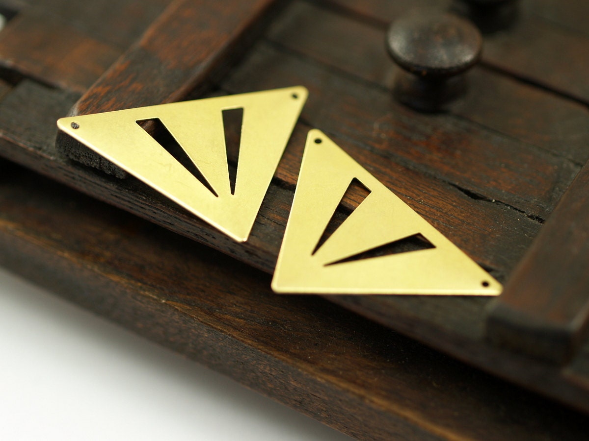 50 Raw Brass Triangle Pendant 2 holes (45 x 35 x35 mm) brs 3091V