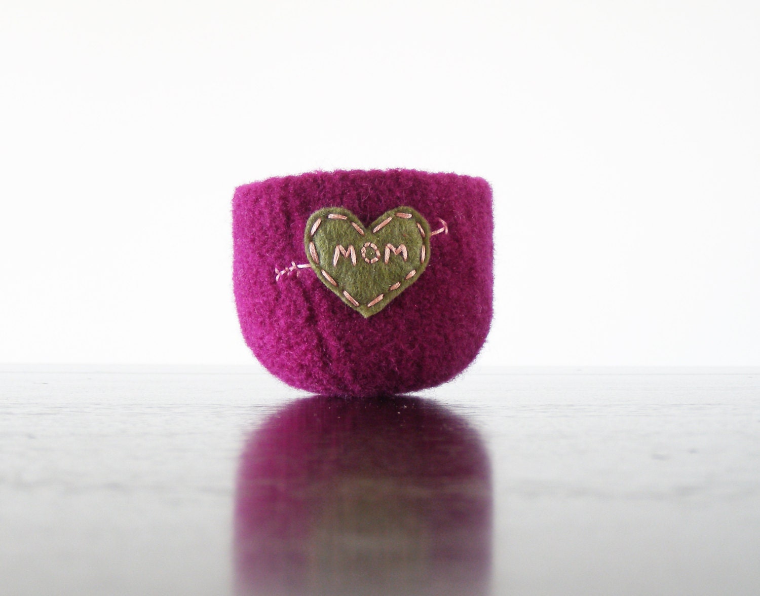 fuchsia felt bowl with sage green heart and "mom" embroidered in pink cotton  - mom tattoo- Mother's day - jewelry bowl