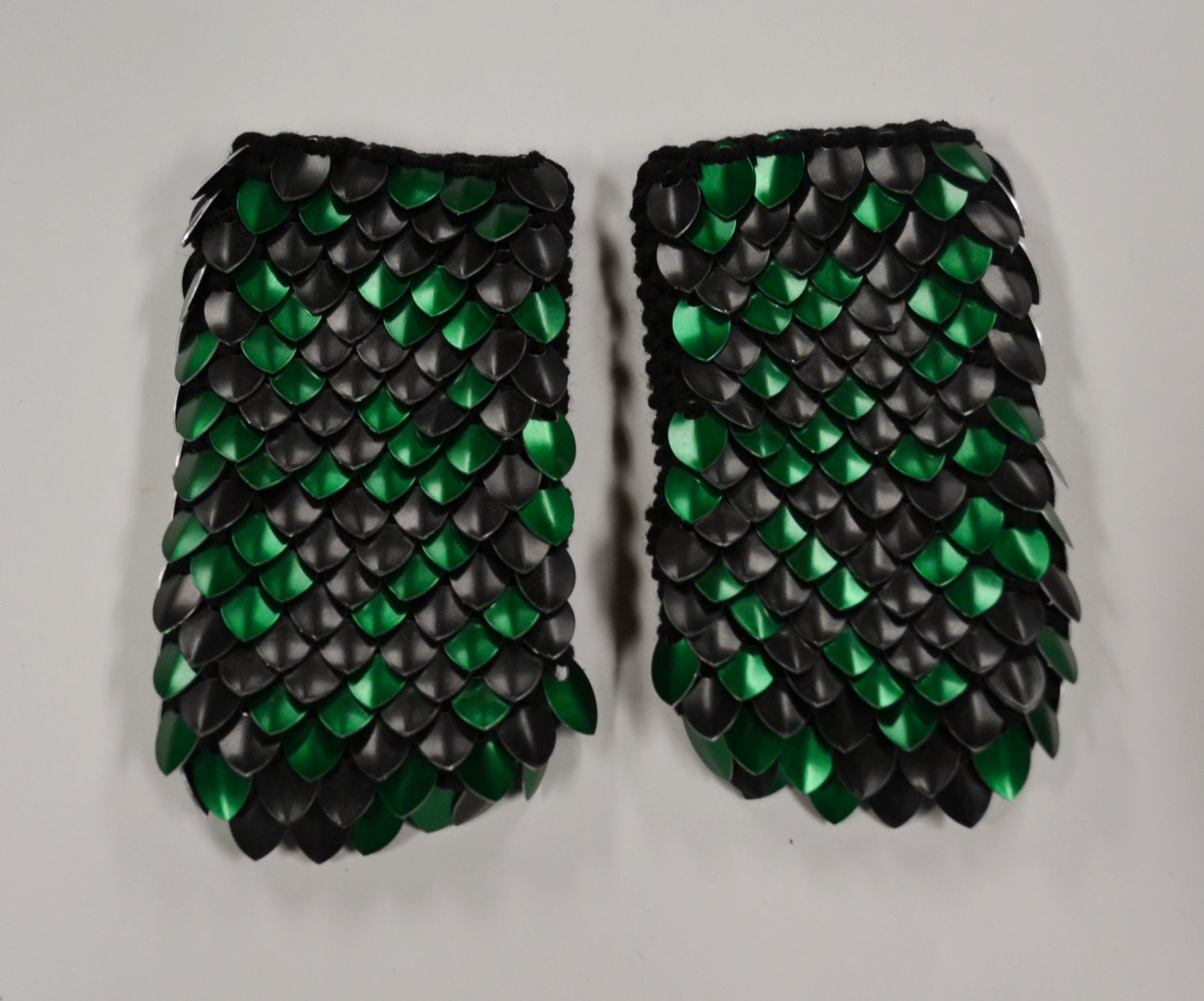 Scalemail Gauntlets knitted Dragonhide Armor Black Forest, reserved for R.