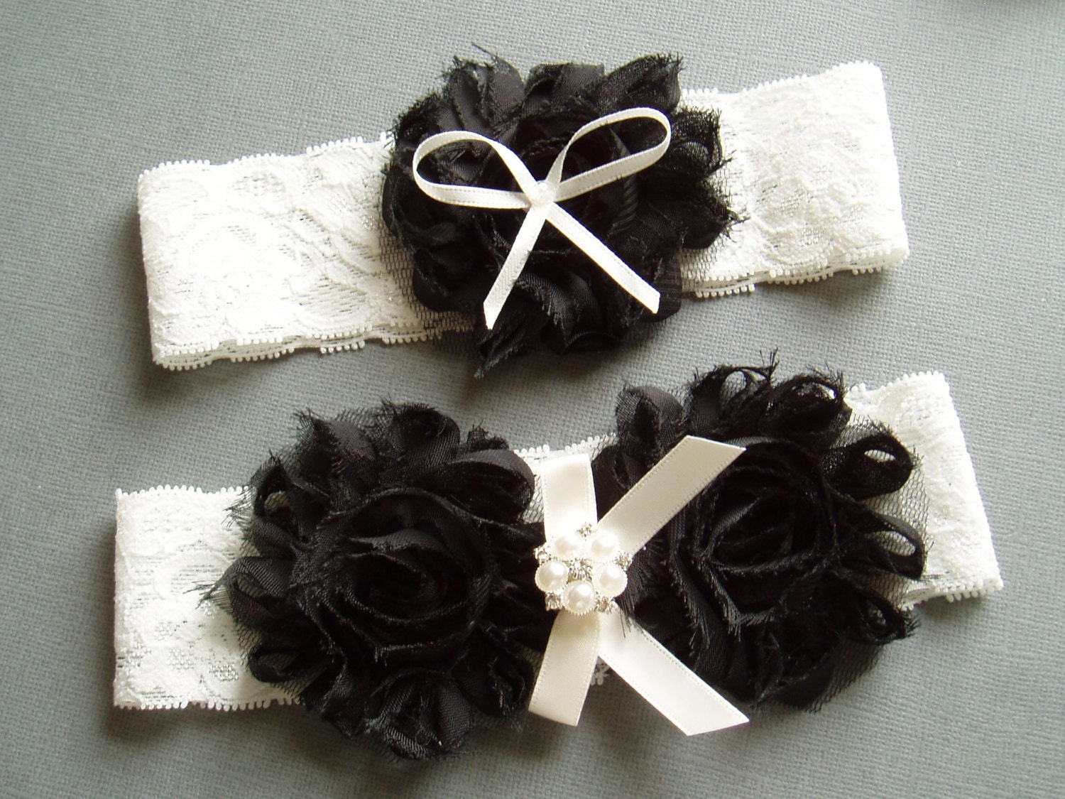 Wedding Garter, bridal garter, lace garter, TOSS GARTER INCLUDED - ivory black