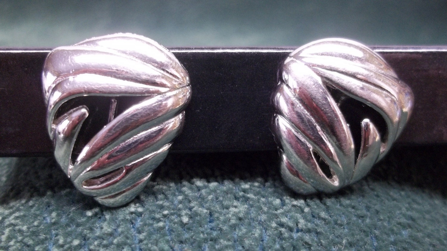 Vintage 1 inch silver tone clip earrings