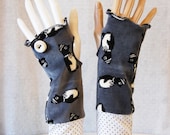 Mittens yellow grey with pingouins, with and black dots