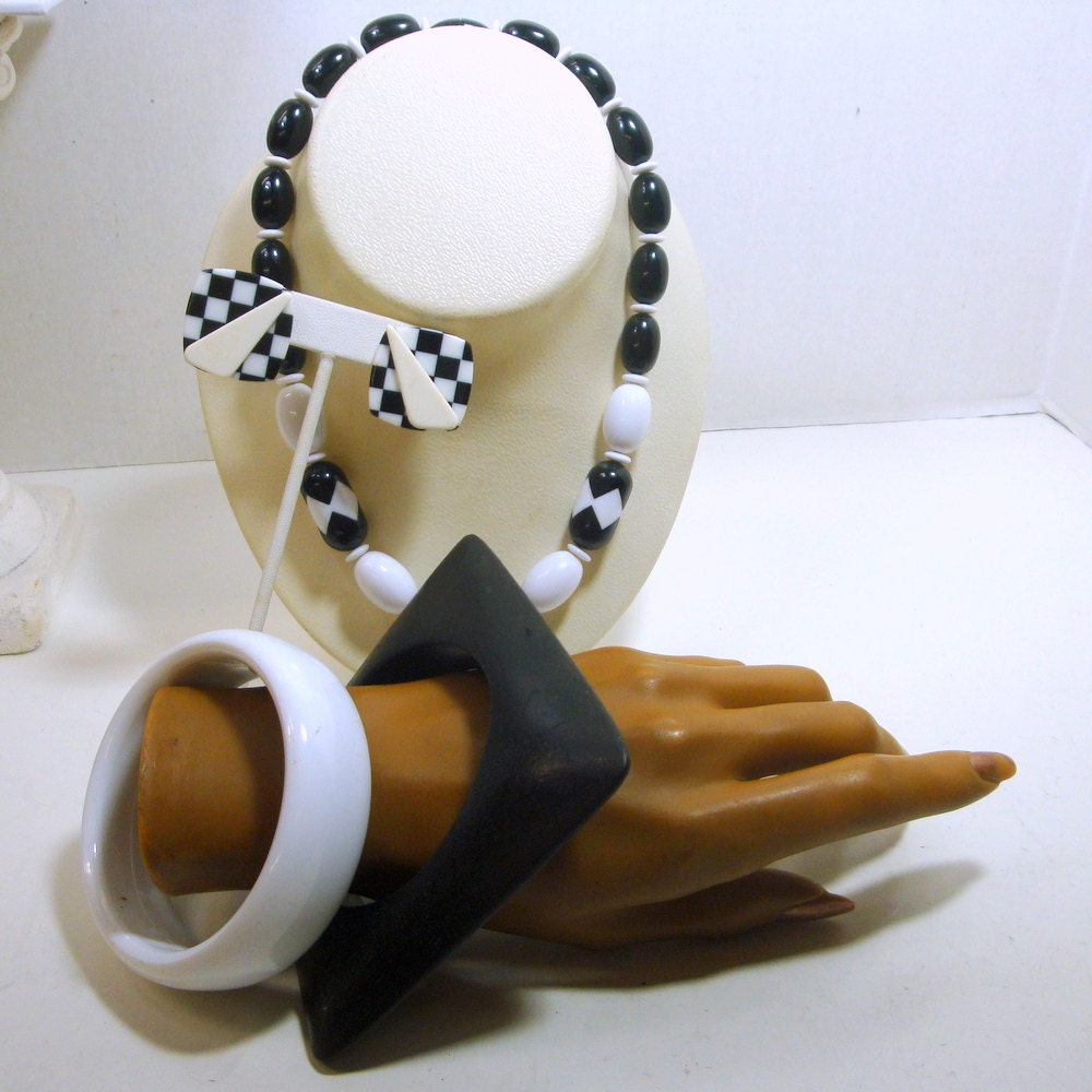 Lot of 1970s Black and White Lucite or Plastic Jewelry Set, Necklace, Post Earrings,2 Bangle Bracelets