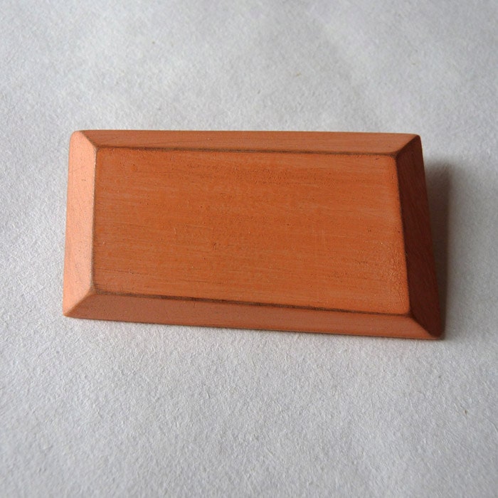 Sloping brooch in peach
