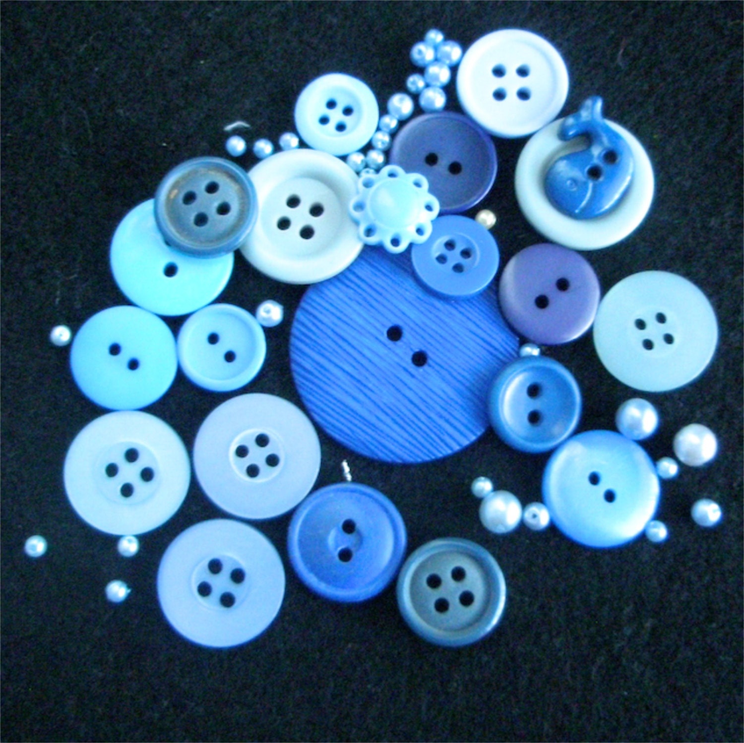 Blue buttons and beads mix.