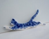 Leaping tabby cat - Handpainted blue Delft porcelain Brooch