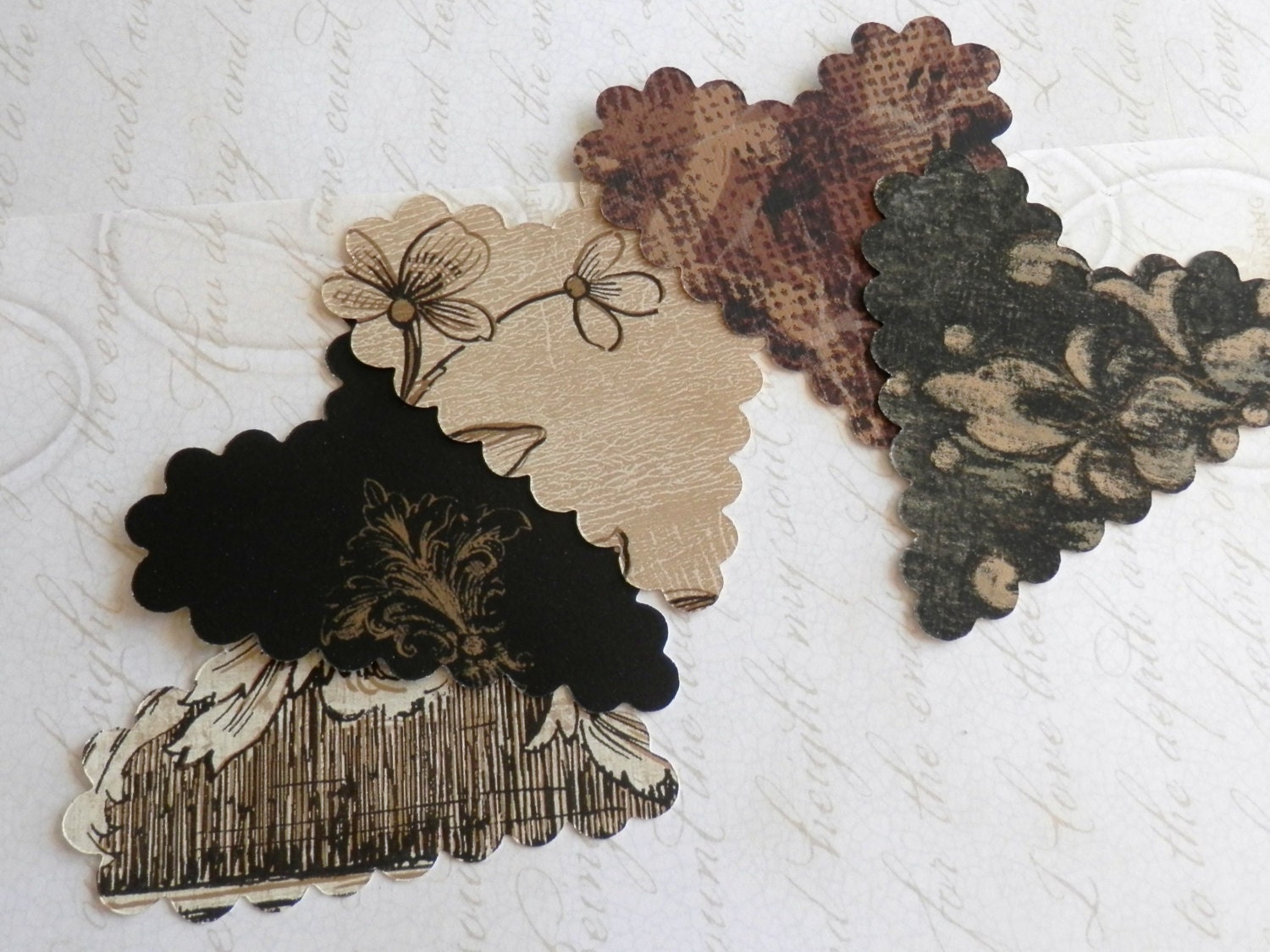 20 upcycled wallpaper scalloped hearts - noir