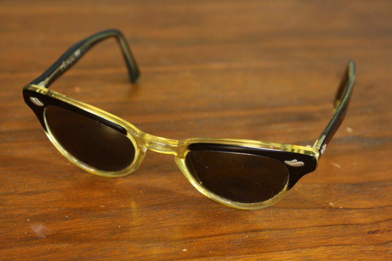 Cat Eye Sunglasses / Swan USA / Size 5 1/2