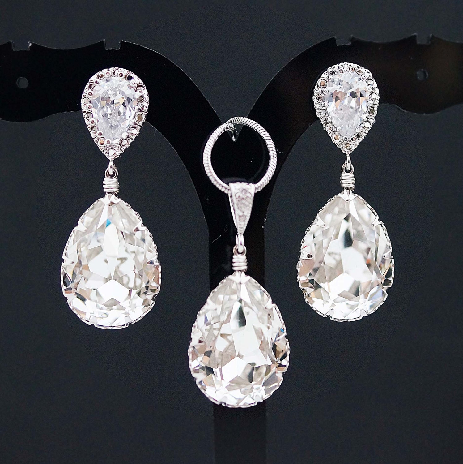 Wedding Jewelry Bridal Earrings Bridesmaid Earrings Dangle Earrings Clear White Swarovski Crystal Tear drops with Cubic Zirconia Ear posts