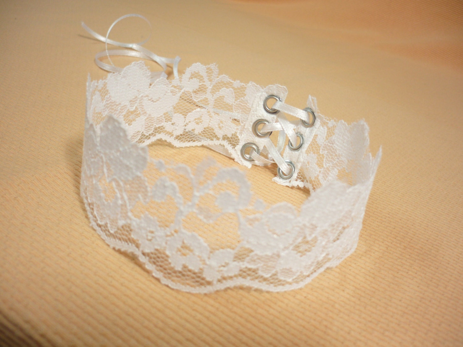 Simple, Romantic Lace Choker in White, Textile Wedding Jewelry , Victorian, Elegant Romantic Necklace with Corset Tie, Baroque Neck Piece