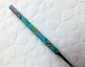 Crochet Hook - BOYE - Light Blue with Butterflies, Pink and green Roses - Size D - Handle covered with Polymer Clay