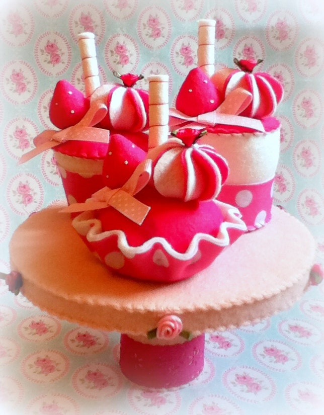 GORGEOUS PINK dot felt food cake set
