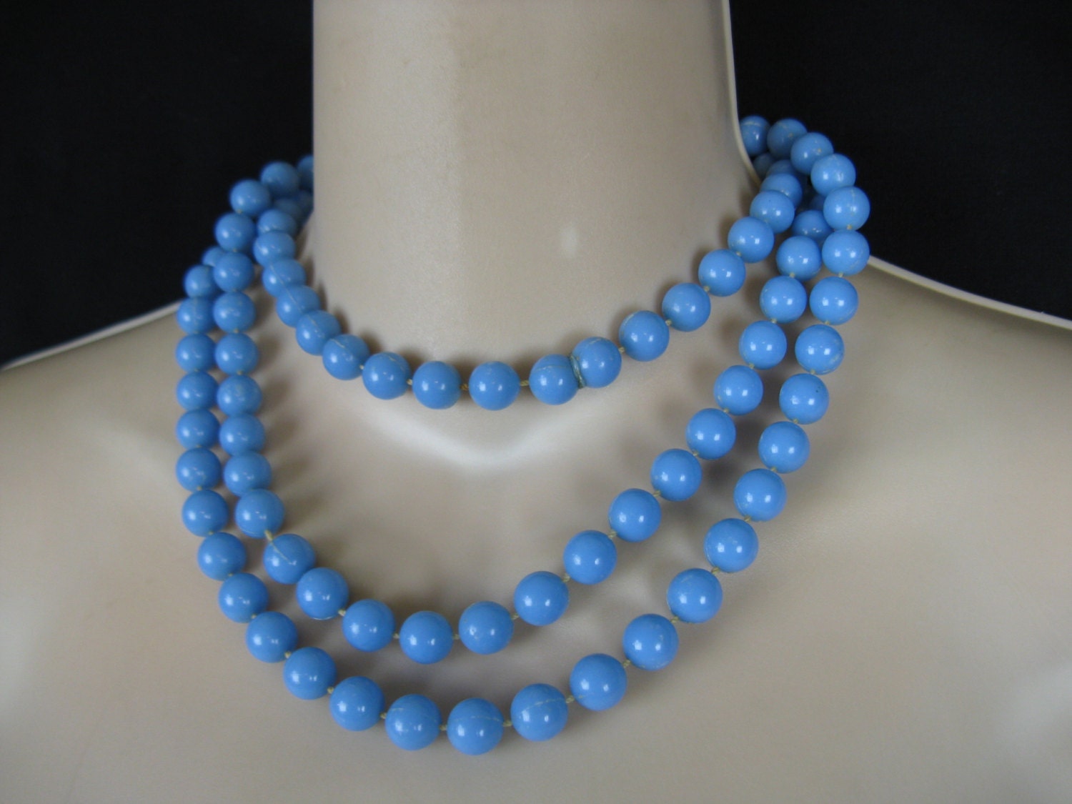 1960's blue bead necklace. opera length / multi layer.