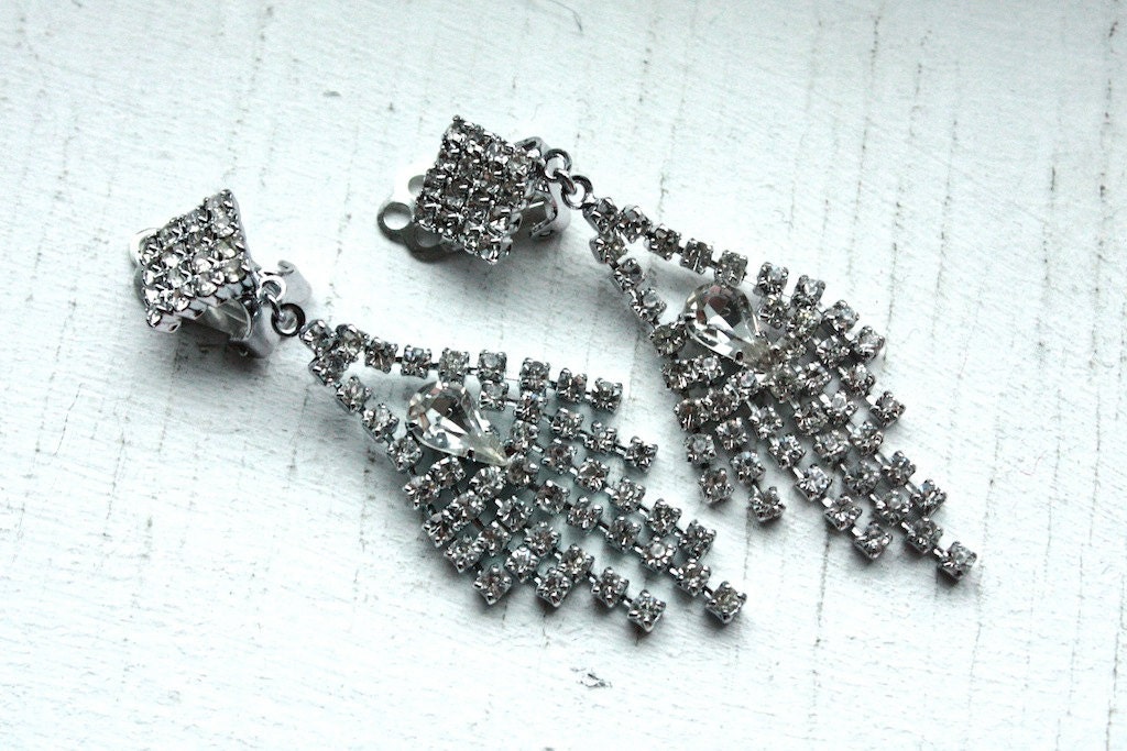 1 Pair of Vintage 1950s / 60s Diamond Rhinestone Art Deco Chandelier Clip On Earrings // Old Hollywood Glamour