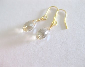 Champagne colored czech crystal dangle earrings. Vintage inspired wedding jewelry