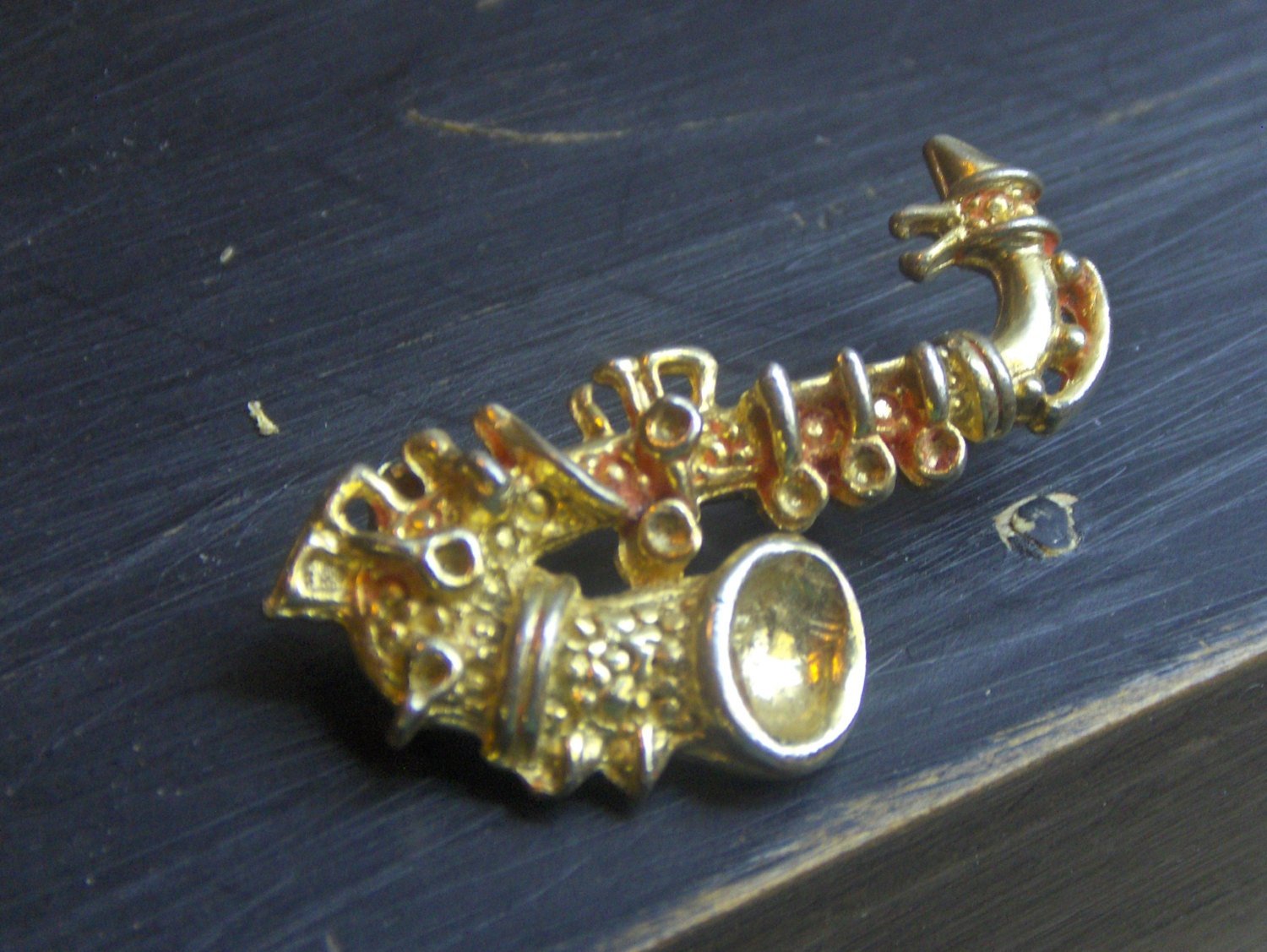 PIF AOK, Vintage CSaxaphone brooch pin