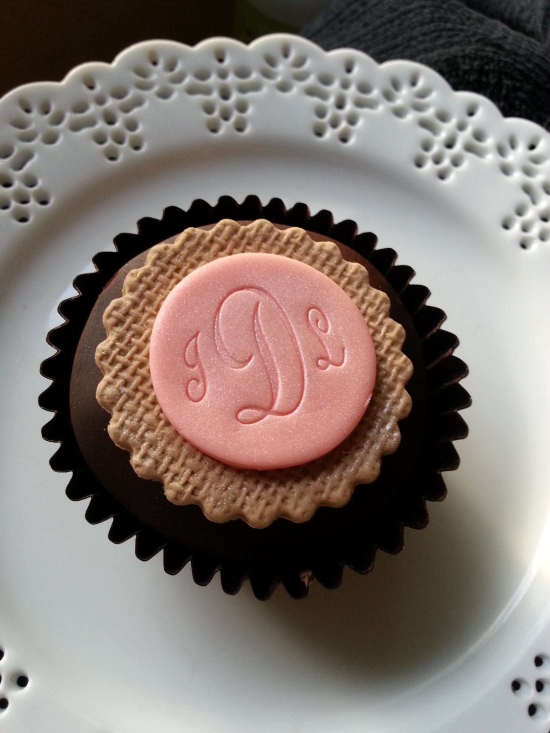Fondant Cupcake Toppers - Fondant Looks Like Burlap with Monogrammed Center - Edible Cupcake Decoration, Looks like burlap but its fondant