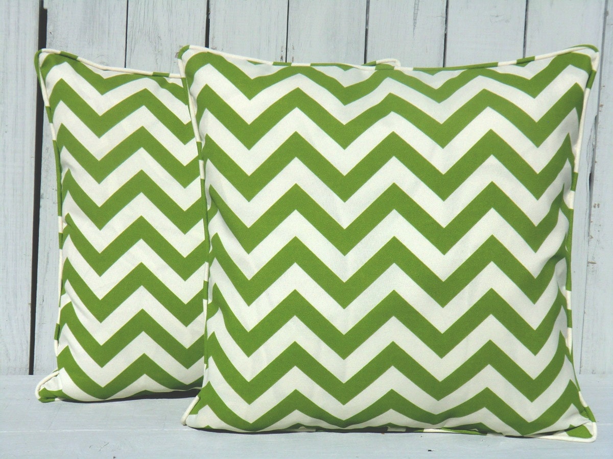 Kelly green chevron pillow cover, chevron outdoor pillow cover 18x18, kelly green outdoor cushion, outdoor pillow cover, pillow with piping