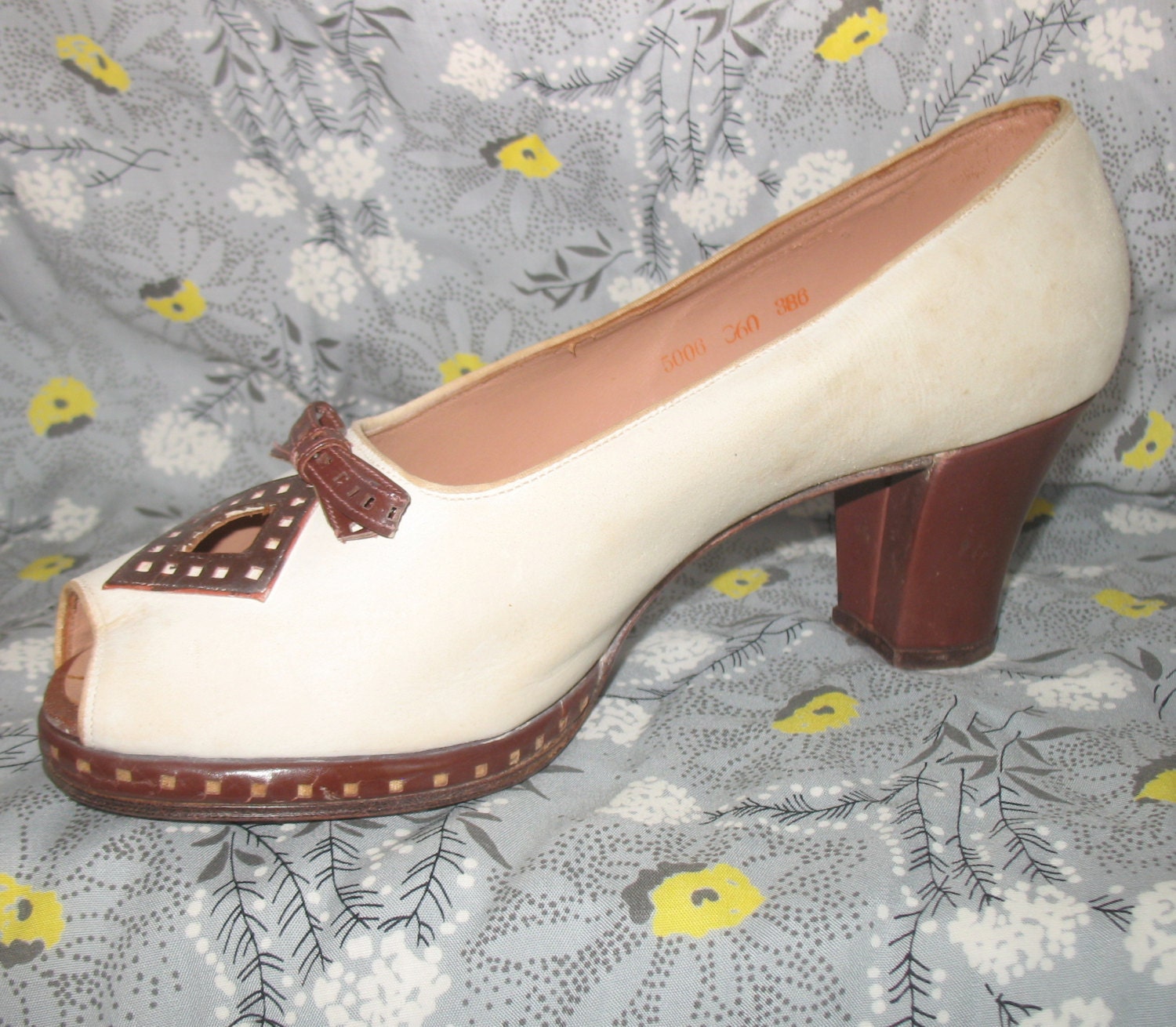 Vintage 1940s Platform Punched Leather Spectator Pumps NOS Au 8, US 7.5, Eu 38,Uk 6