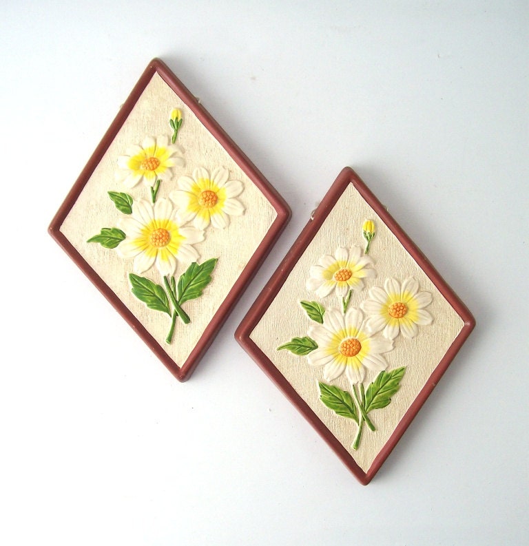 vintage daisy flower wall hanging plaques lefton ceramics painted diamond white yellow green brown retro modern