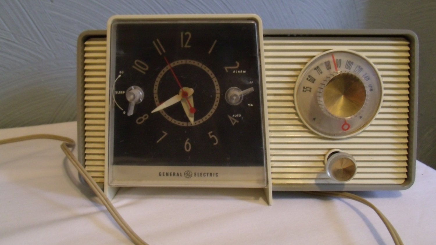 Mid Century GE Clock Radio,  AM Tube Radio, Gray & Ivory, General Electric, 1950s