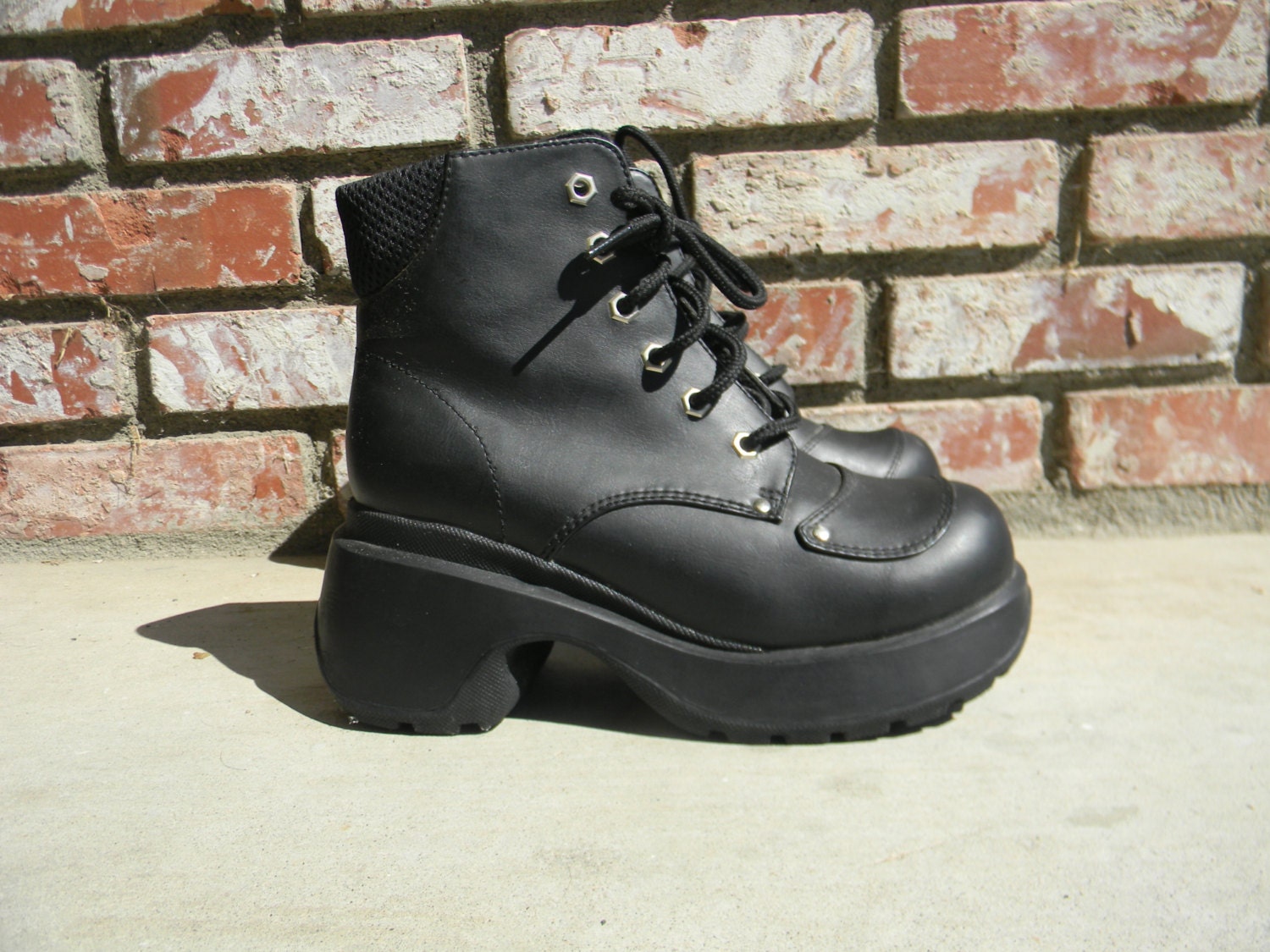 90s // PLATFORM BOOTS - size 7.5