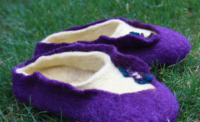 Women Wool Slippers violet  felt handmade