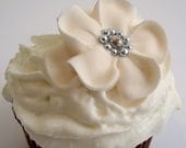 LOT of 50 sugar flowers in off white with silver sugar balls Il_170x135