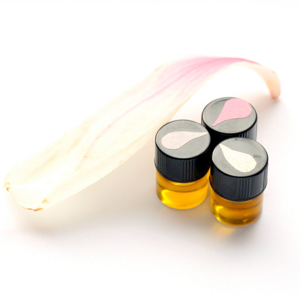 ONE Magnolia - from the Magnolia Grove perfume set - in a mini jar 2 ml.