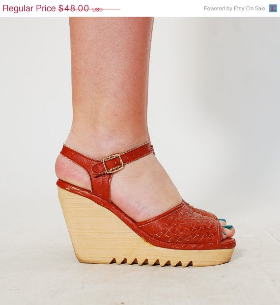 30% OFF - 70s Platform Sandals - Vintage 1970s Shoes - Tawny & Cream