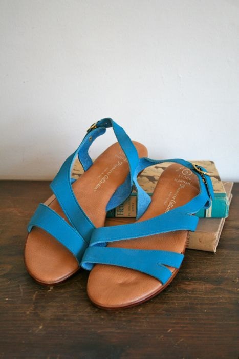 vintage flat sandals - HANNAH blue strappy sandals / sz 9