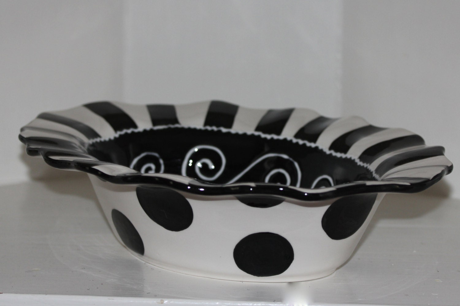 Black and white serving dish