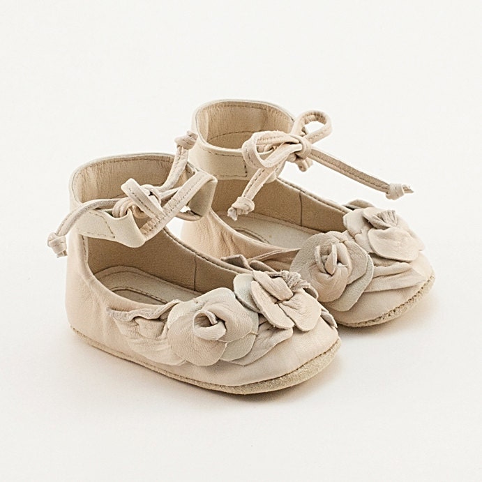 Beige leather baby shoes with roses
