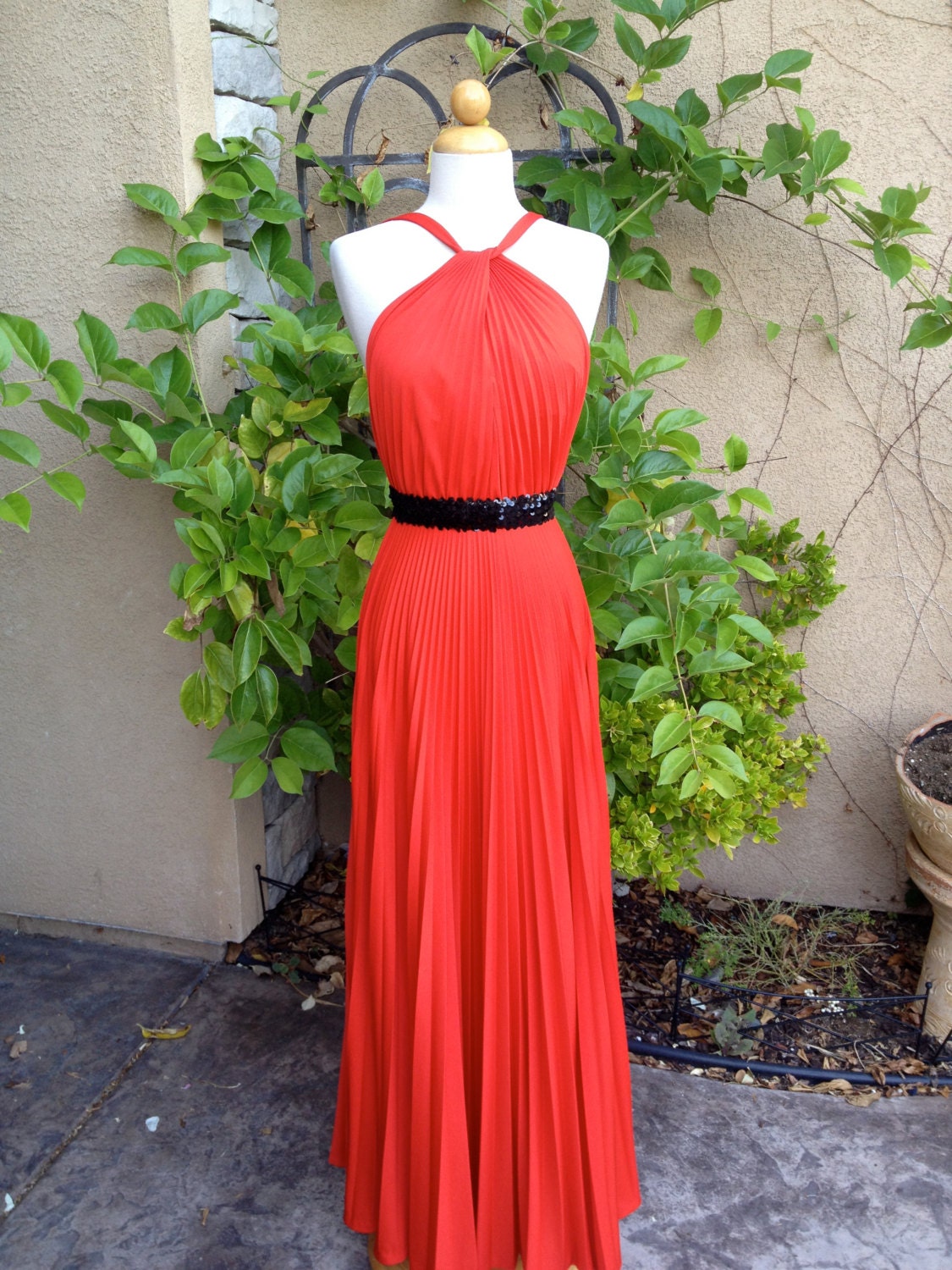A vintage 1960s 1970s designer Leo Narducci the Mame collection red sexy accordion pleats open back cocktail formal party dress size XS